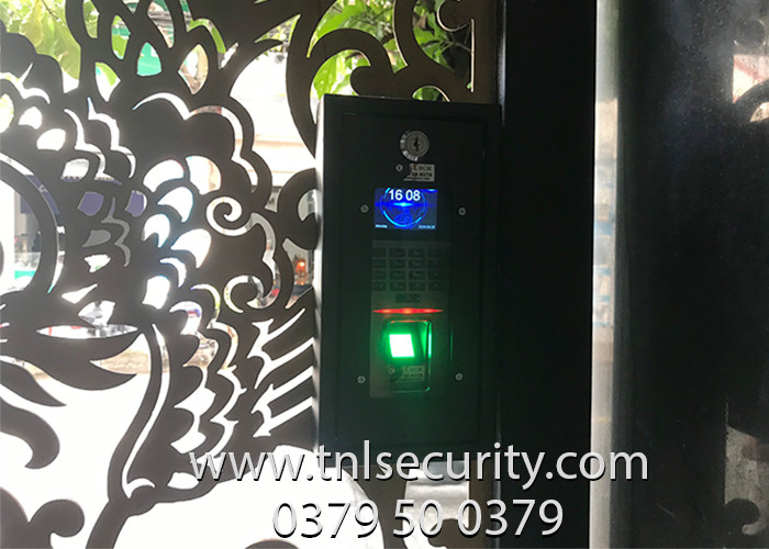 Lap-dat-khoa-vn-tay-cho-cua-cong-nha-rieng-tai-Thu-Duc